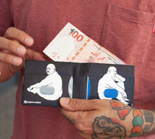 Dámska alebo pánska peňaženka v čiernej farbe s motívom sediaceho nahého muža