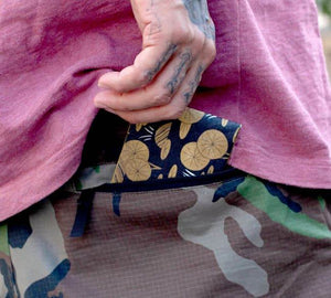 Lilly Slim RFID wallet. Čierno-zlatá dámska peňaženka Paperwallet s RFID ochranou